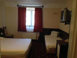 Отель Hotel Complex Romantic София Трехместный номер-3